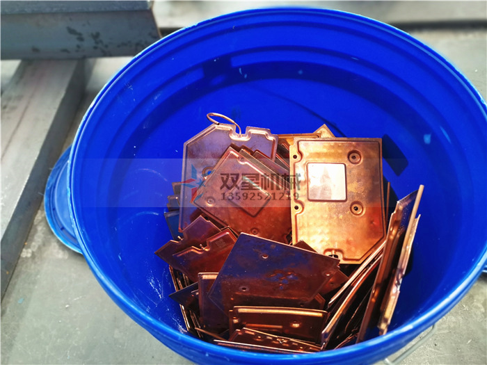 要撕碎處理的廢銅板、廢銅塊