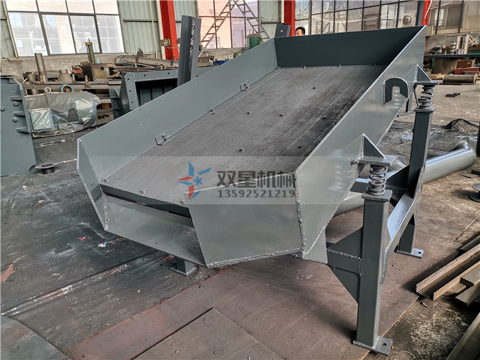 金屬破碎機(jī)生產(chǎn)線(xiàn)-振動(dòng)篩現(xiàn)場(chǎng)拍攝