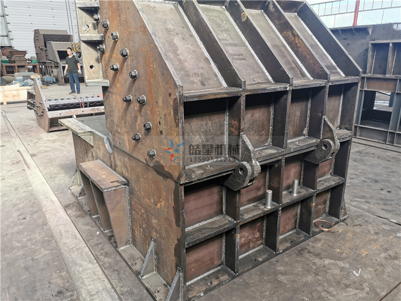 斷橋鋁破碎機鋁合金破碎機設(shè)備配件組裝生產(chǎn)現(xiàn)場