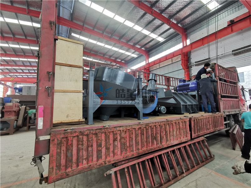 1300型廢鋁破碎機(jī)裝車現(xiàn)場(chǎng)