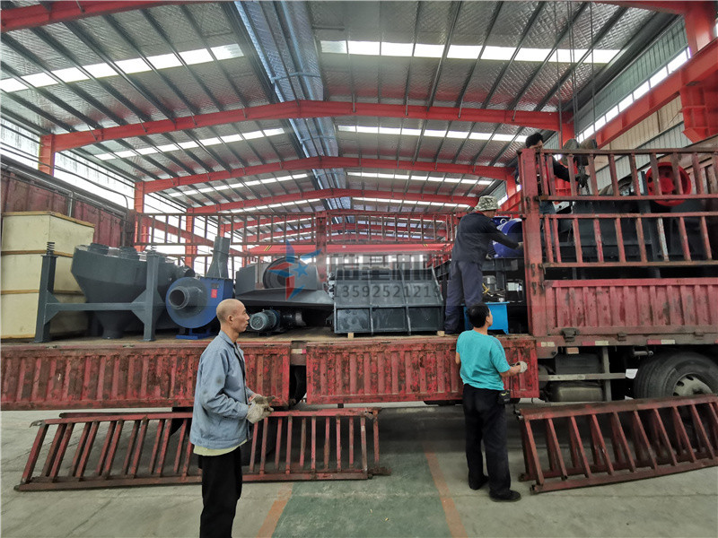 1300型<a href='http://silvercityprorodeo.com/psxl/1279.html' target='_blank'><span>廢鋁破碎</span></a>機(jī)裝車發(fā)貨