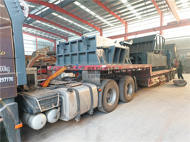 1800型<a href='http://silvercityprorodeo.com' target='_blank'><span>鋁合金破碎機</span></a>設(shè)備裝車發(fā)貨