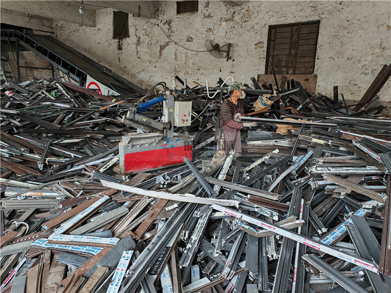 <a href='http://silvercityprorodeo.com/psxl/1278.html' target='_blank'><span>斷橋鋁破碎</span></a>現(xiàn)場