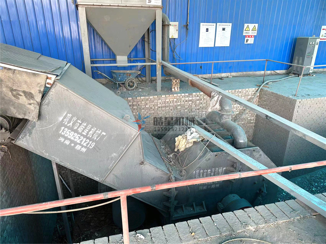 客戶斷橋鋁破碎機地坑作業(yè)現場實拍