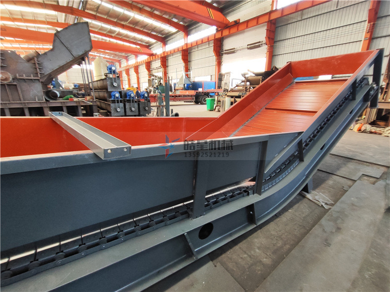 斷橋鋁破碎機配件鏈板輸送帶生產現場實拍